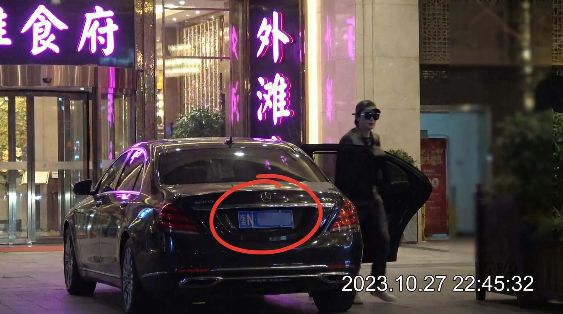 【无毛】无毛影视官方入口 | 热点黑料无毛合集 - 豪车餐厅外偷拍